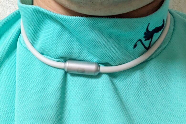 ファインチューニングチタニウムネックレス着用モックシャツ